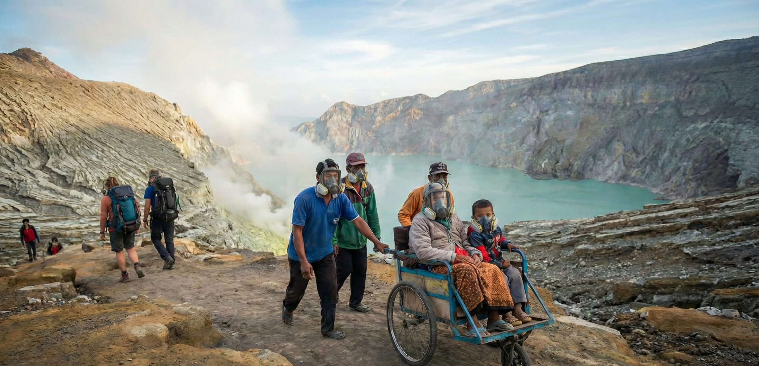 Guide membantu wisatawan di Kawah Ijen