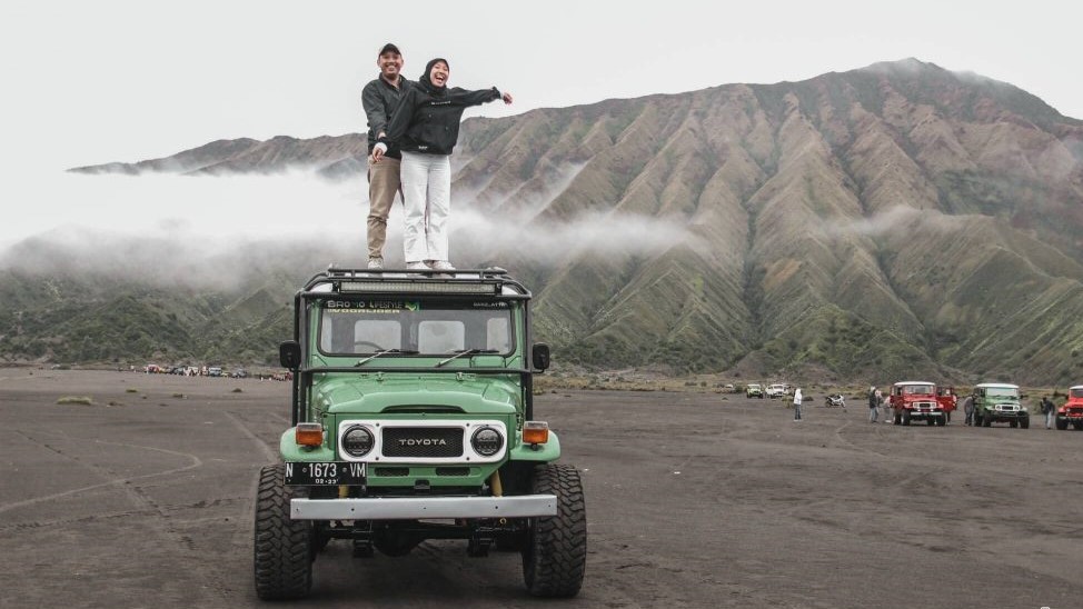 Jeep Bromo 4 x 4 terparkir rapi di padang savana bromo