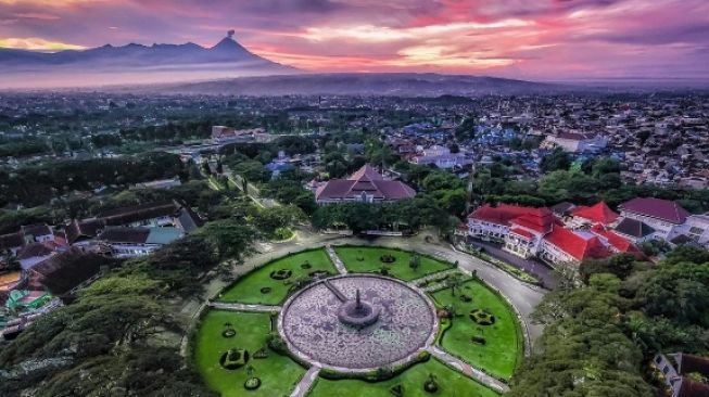 Panorama Kota Malang sebagai pusat wisata dan transit