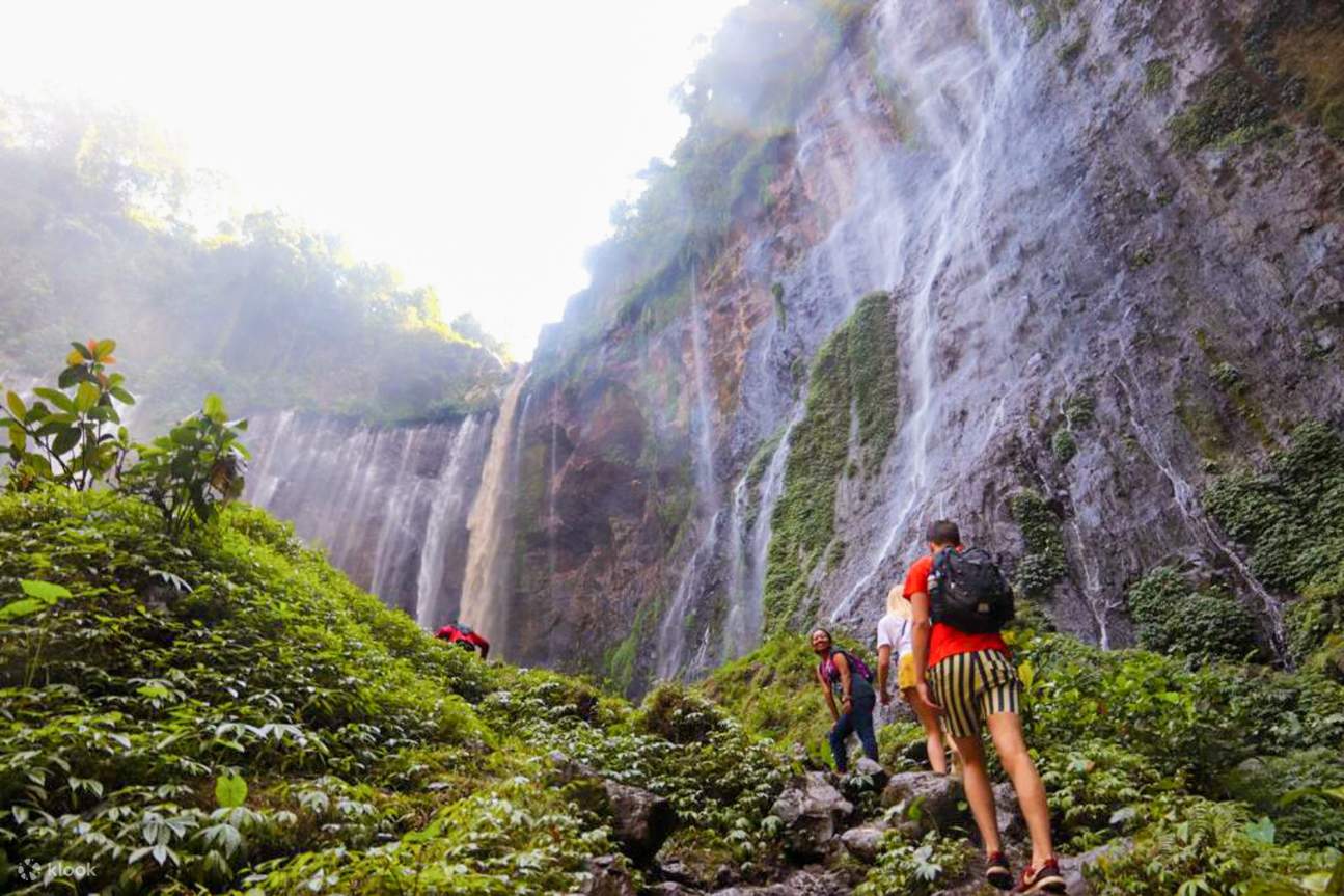 rute menuju Air Terjun Tumpak Sewu dengan panorama air terjun megah di Pronojiwo Lumajang