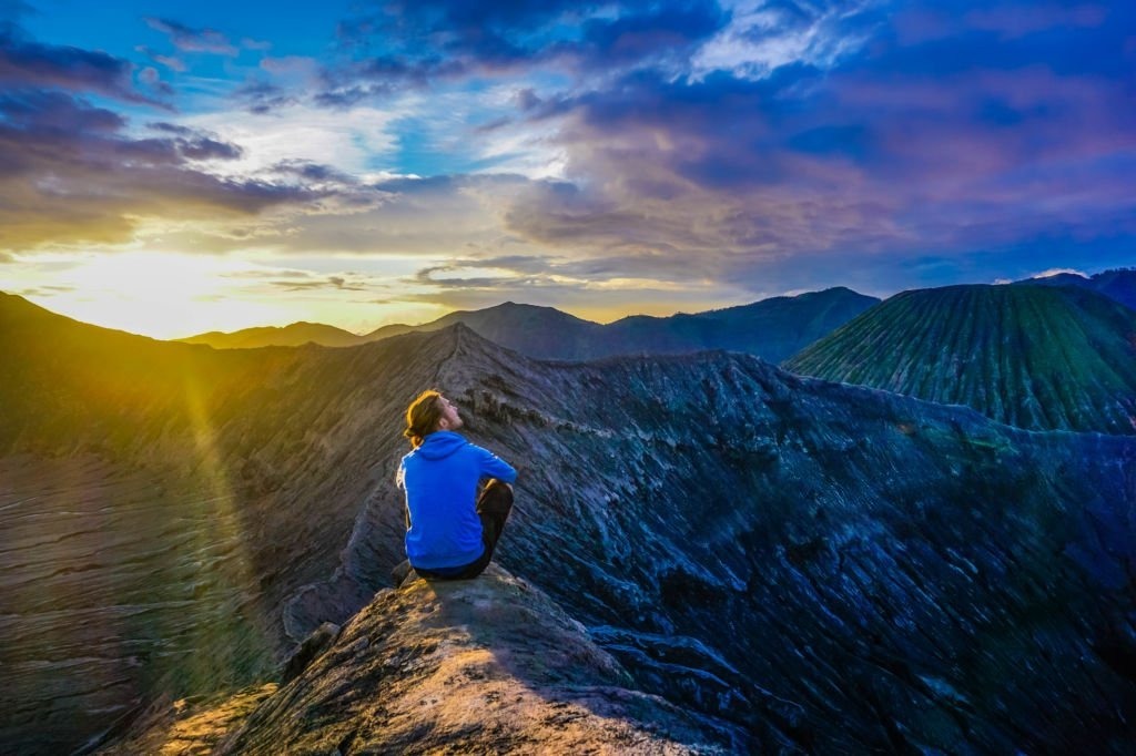 Spot sunrise Bromo dari viewpoint Penanjakan dengan pemandangan Gunung Semeru dan lautan pasir di kaldera