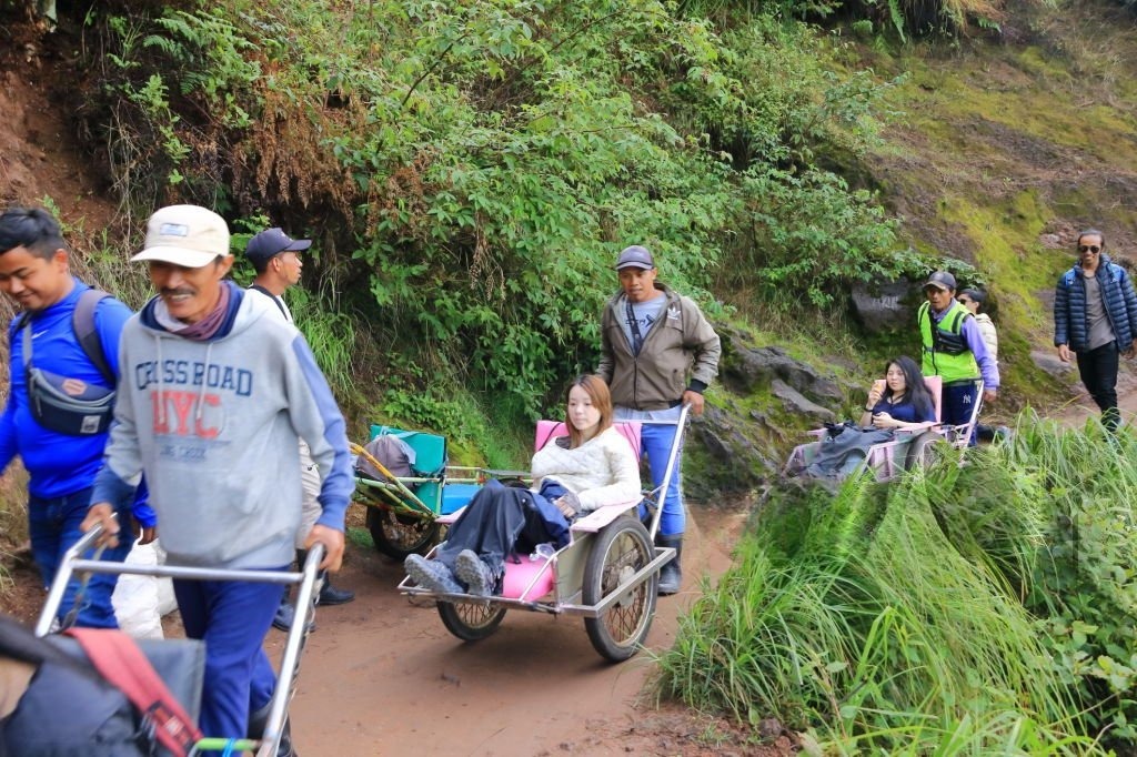 Jalur pendakian Kawah Ijen dan wisatawan