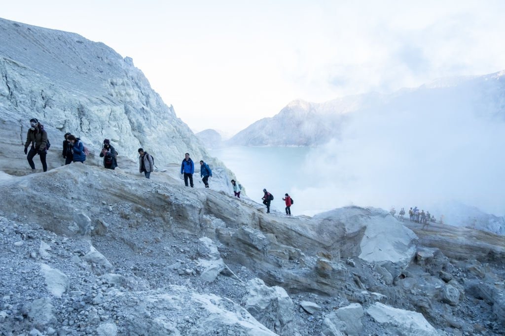 Pendaki menuju sunrise Kawah Ijen