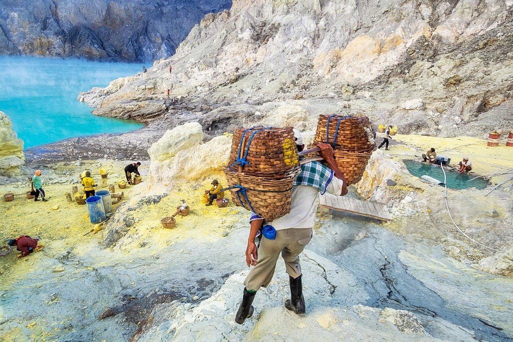 Aktivitas penambang belerang di Kawah Ijen