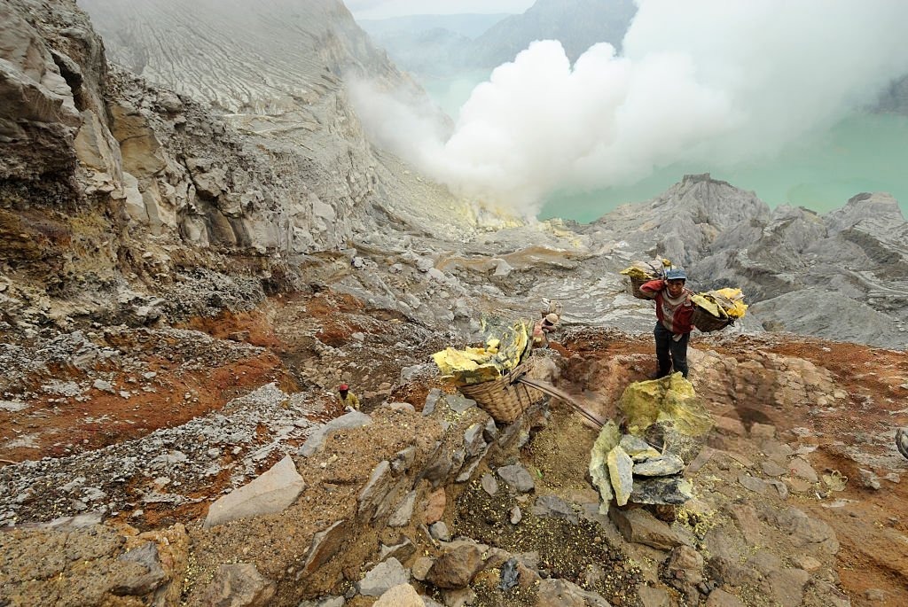 Gas sulfur di Kawah Ijen