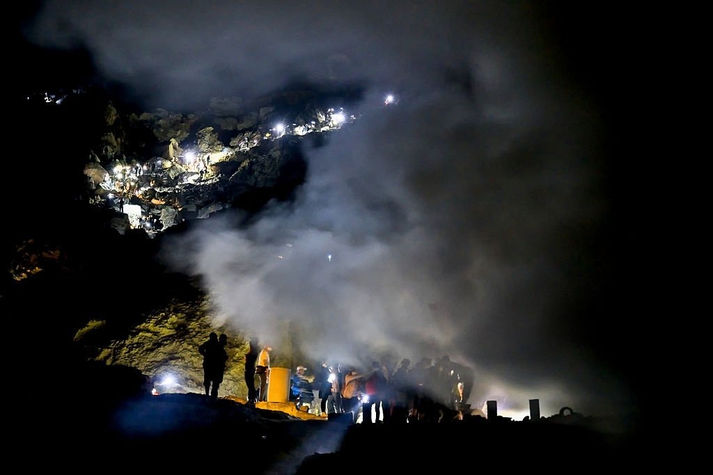 Pendaki Kawah Ijen malam hari dengan bawaan ringan