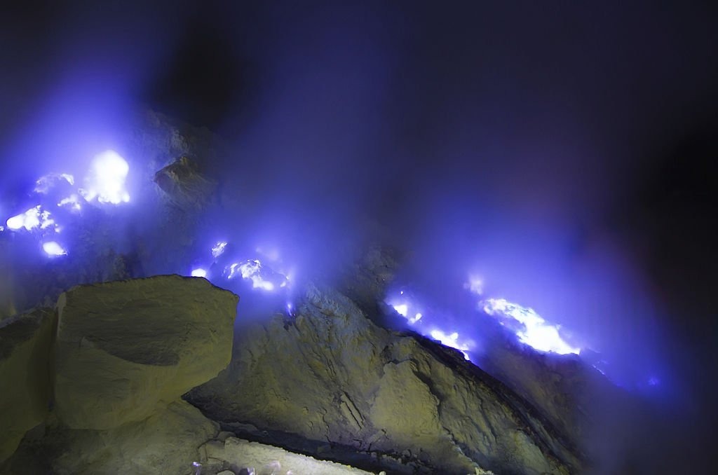 Legenda dan Cerita Masyarakat Lokal Kawah Ijen