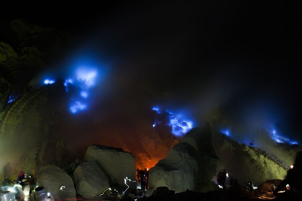 Fenomena blue fire alami Kawah Ijen