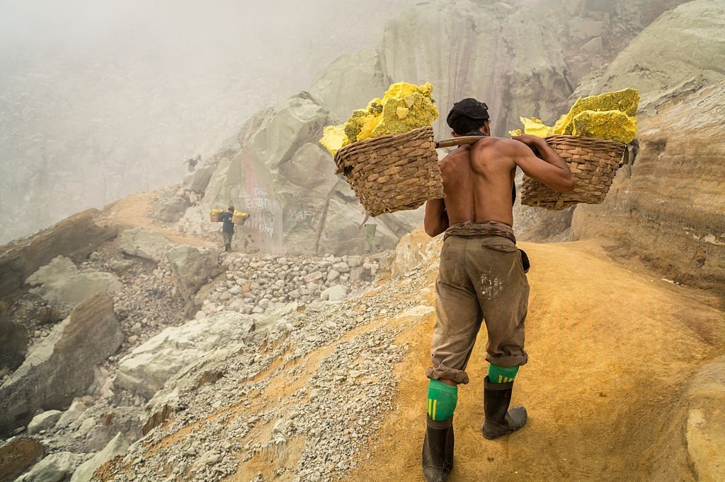 Aktivitas penambang sulfur Kawah Ijen