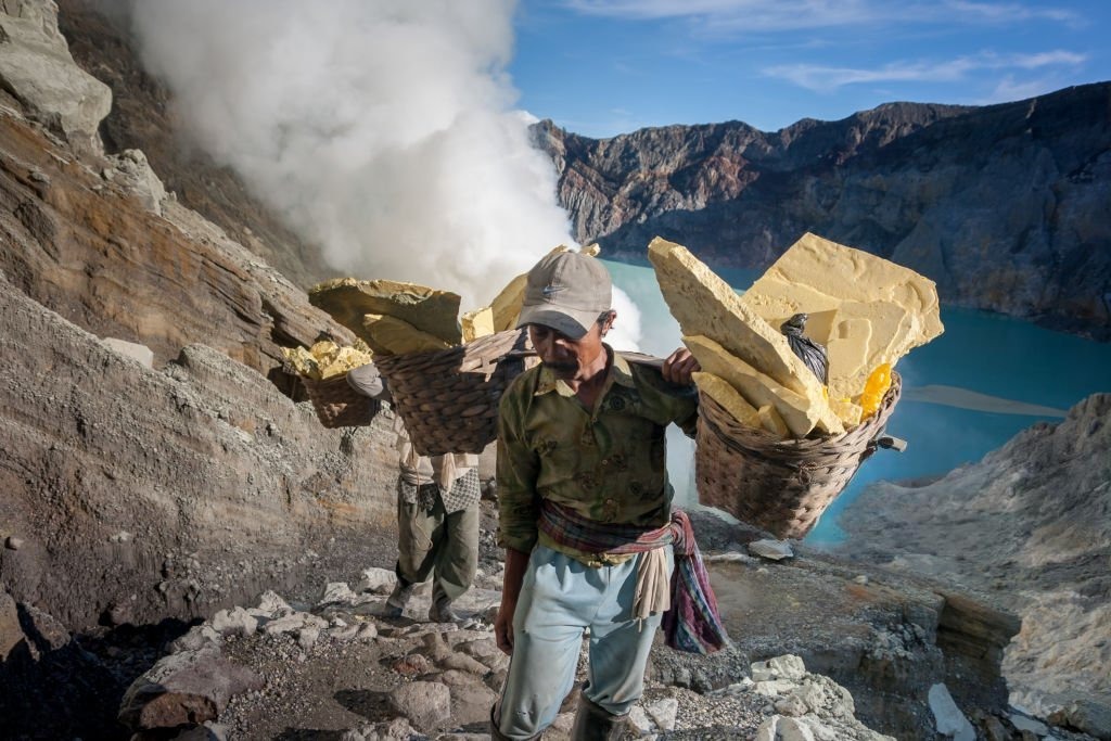Penambang belerang di Kawah Ijen Banyuwangi
