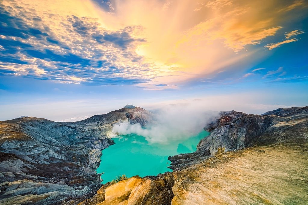 Sunrise Kawah Ijen dengan pendaki menikmati panorama