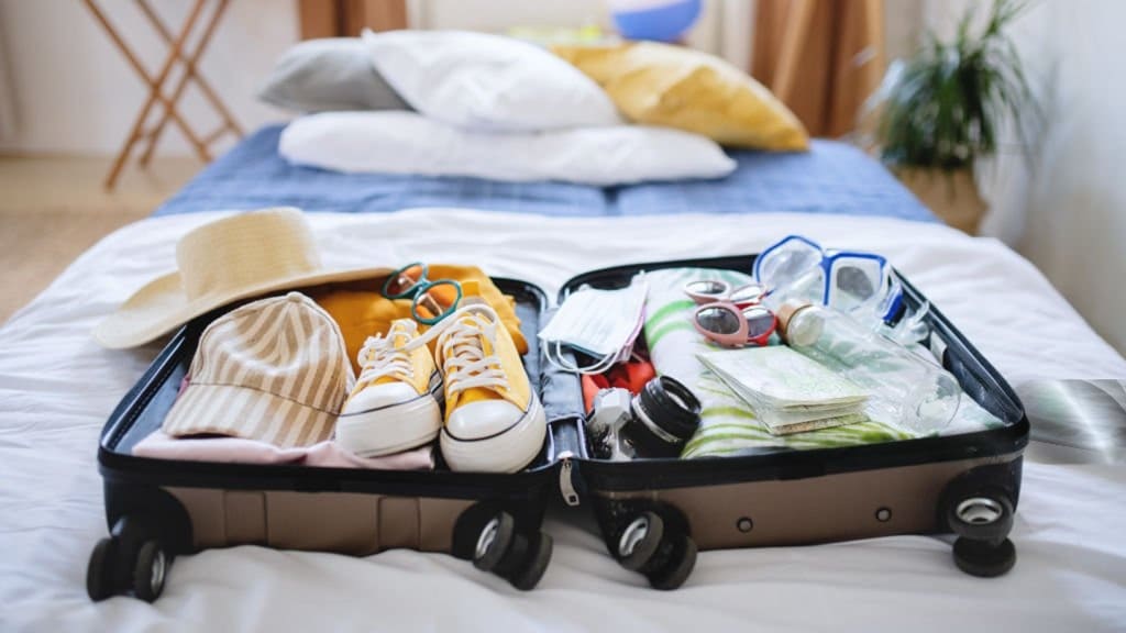 Packing perlengkapan traveling Jawa Timur