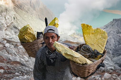 Penambang belerang tradisional di Kawah Ijen