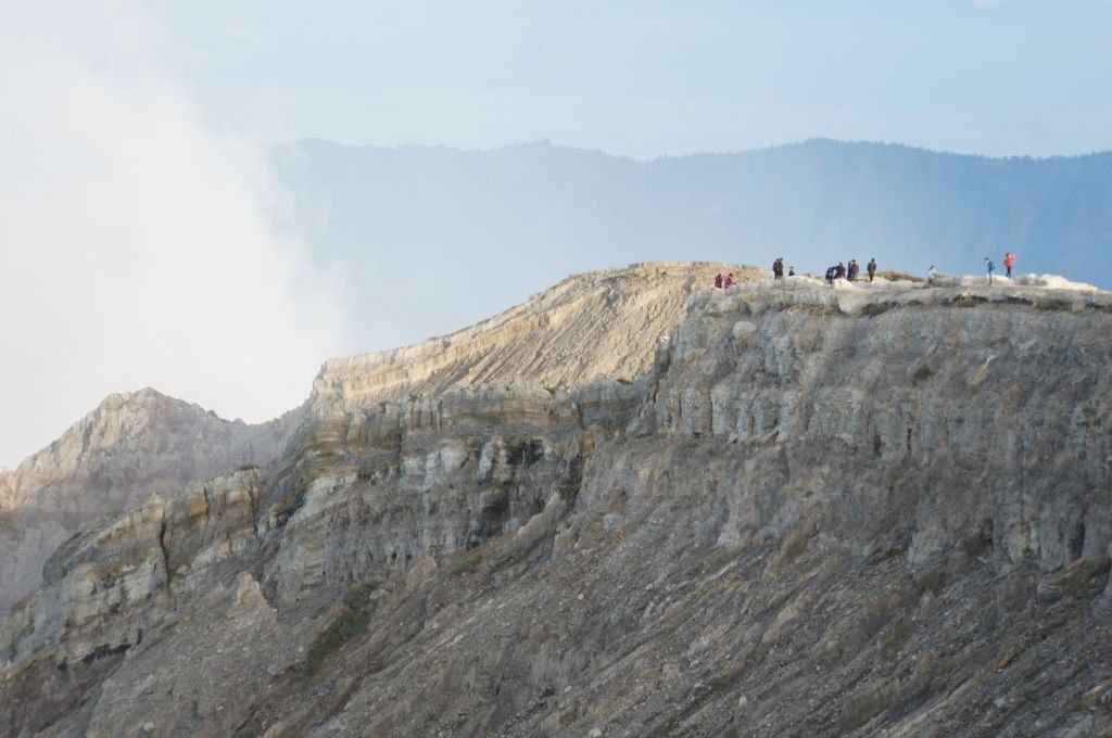 Wisatawan beristirahat saat turun dari Kawah Ijen