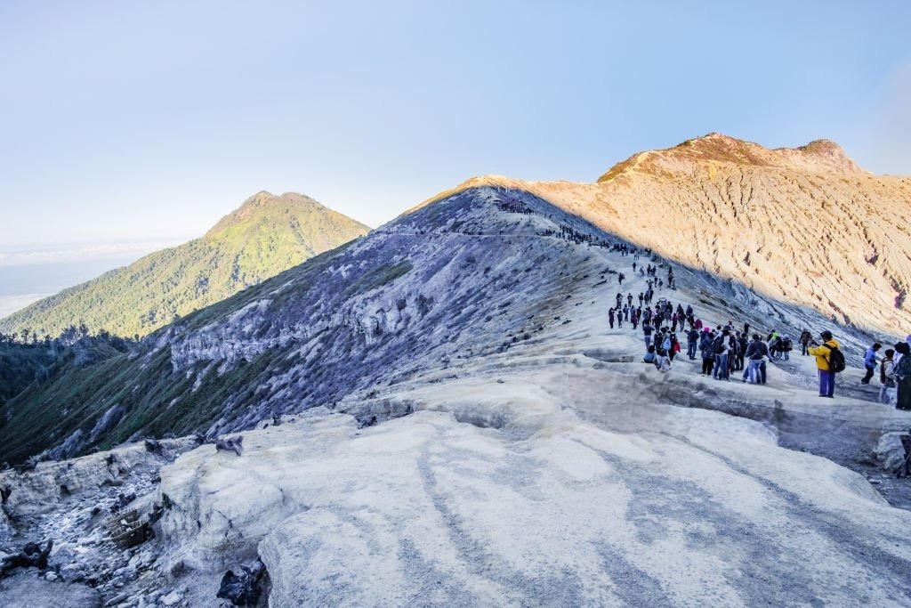 Wisatawan turun gunung di Kawah Ijen saat pagi hari