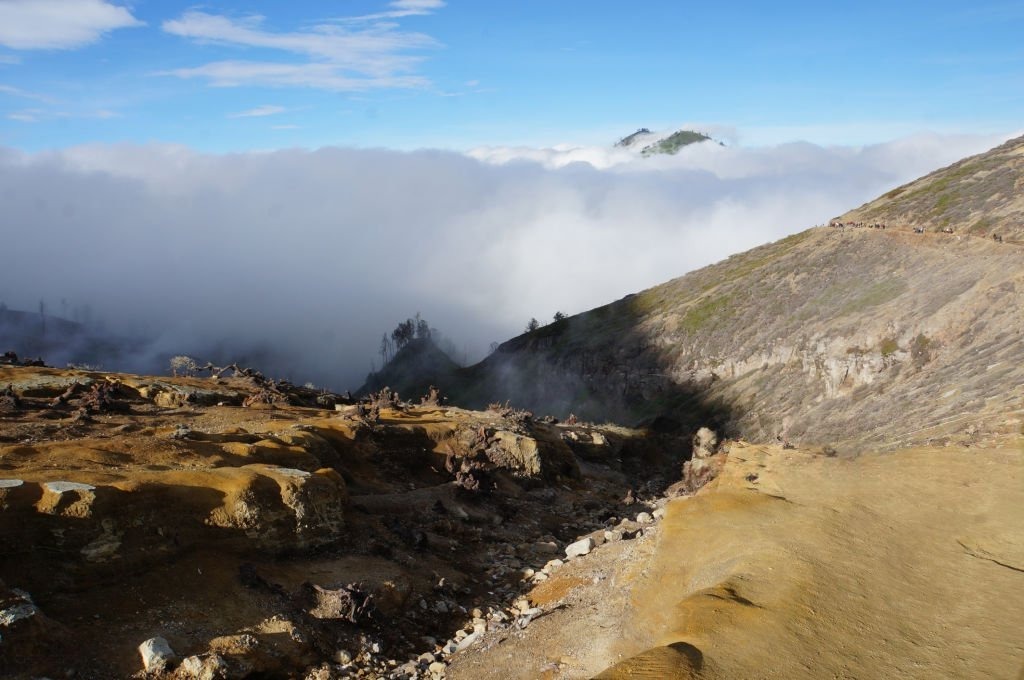 Kondisi jalur turun di Kawah Ijen pada pagi hari